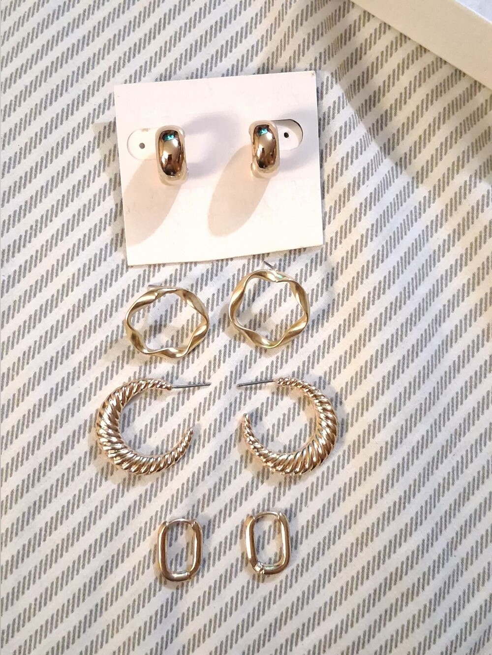Bundle Of Vintage Small Gold-tone Hoop Earrings